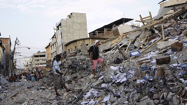 Aumentan al menos a 413 las personas fallecidas por el terremoto de Ecuador Aumentan al menos a 413 las personas fallecidas por el terremoto de Ecuador