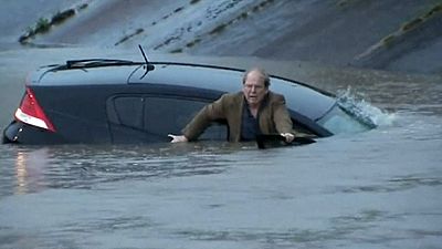 EEUU: Un reportero ayuda a un conductor atrapado en las inundaciones de Houston