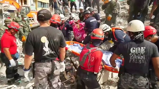 Élve került elő a földrengés után 3 nappal egy férfi a romok alól Élve került elő a földrengés után 3 nappal egy férfi a romok alól