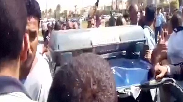 Egitto: agente uccide venditore, protesta contro abusi polizia Egitto: agente uccide venditore, protesta contro abusi polizia