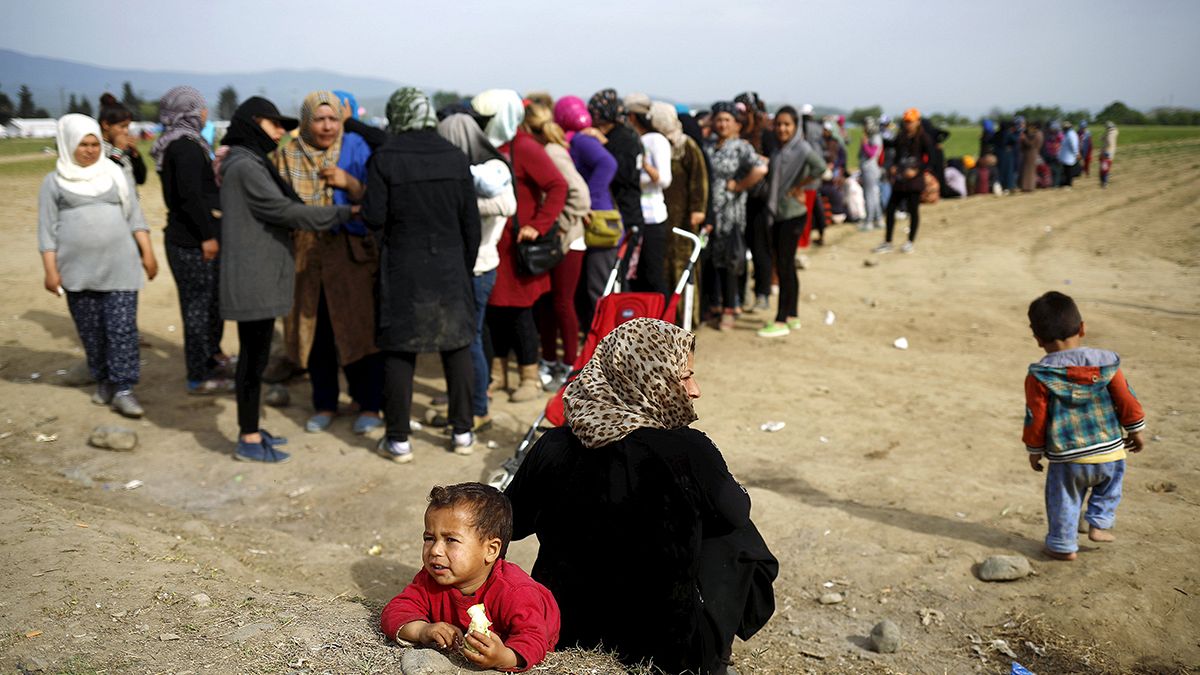 Grecia comienza a dejar salir de los campos de detención de sus islas a los solicitantes de asilo