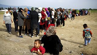 Migrantes: Liberdade condicionada nas ilhas gregas e querelas por comida em Idomeni