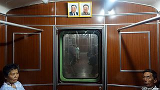 Pyongyang metrosunda bir yabancı