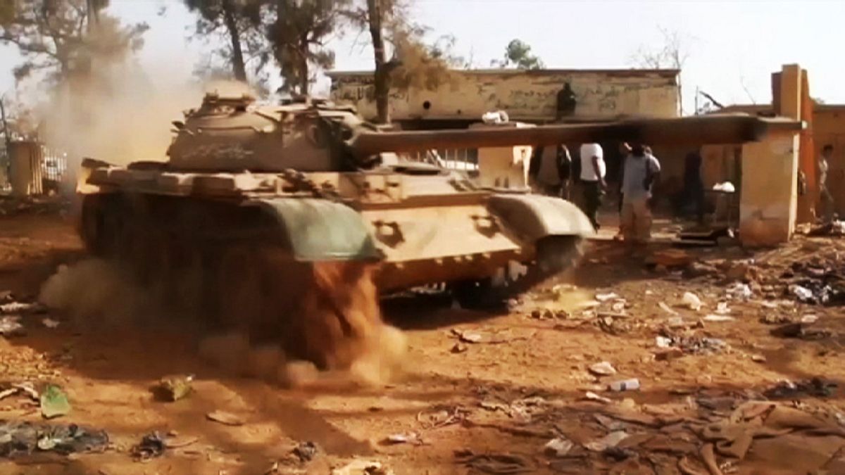 Líbia: Exército reconquista posições em Bengazi