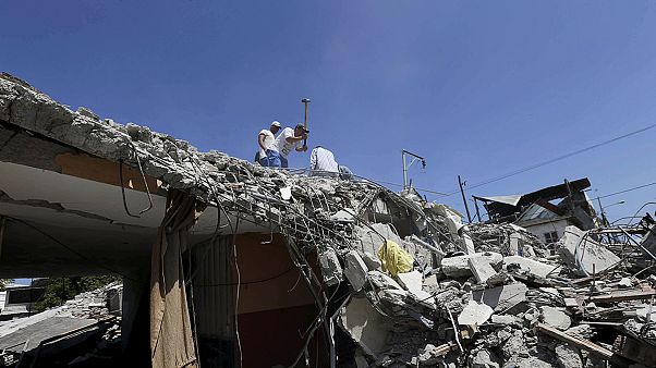 Cile: si aggrava bilancio del terremoto, aiuti scarseggiano Cile: si aggrava bilancio del terremoto, aiuti scarseggiano