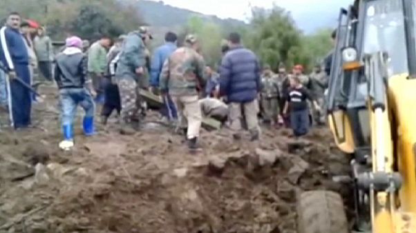 Al menos 16 muertos en un deslizamiento de tierra en la India Al menos 16 muertos en un deslizamiento de tierra en la India