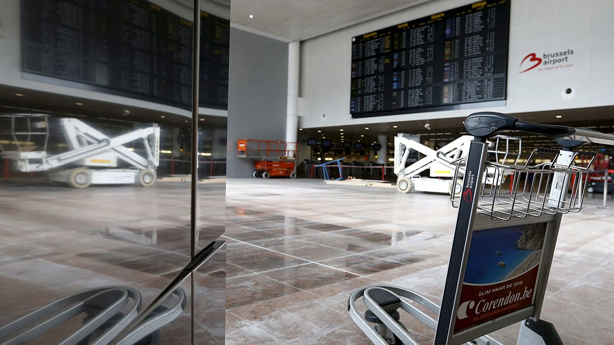 Einen Monat nach Terroranschlägen: Brüsseler Flughafen zeigt Reparaturfortschritt in der Abflughalle