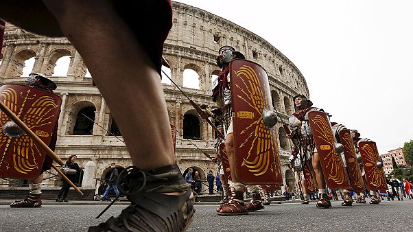 Grande festa a Roma che spegne 2769 candeline Grande festa a Roma che spegne 2769 candeline