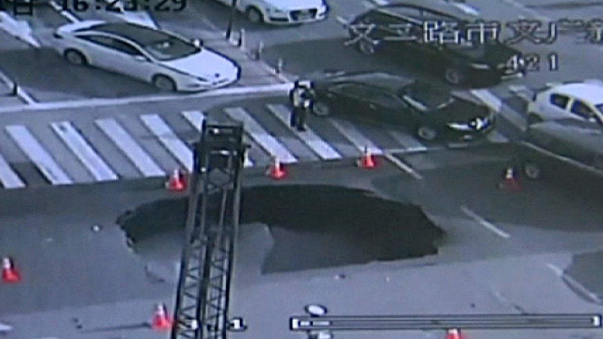 China: quick-thinking cop averts potential tragedy as sinkhole appears in busy road
