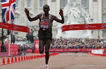 London Marathon 2016: Kipchoge takes title, narrowly misses world record