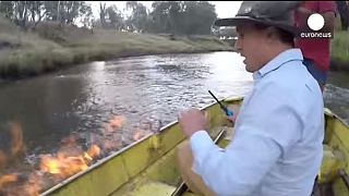 النائب الاسترالي يشعل النار في نهر كوندامين كوينزلاند في استراليا