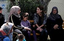Rania di Giordania tra i profughi in Grecia