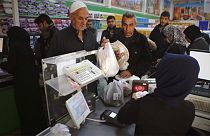 Сирийские беженцы в Турции получают предоплаченные карты на еду