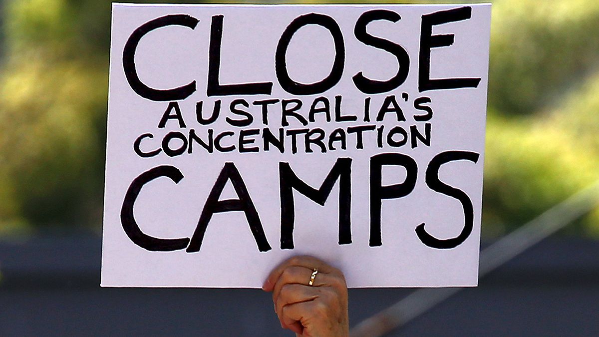 Jogellenes az Ausztráliába tartó menekülők fogva tartása Manus-on