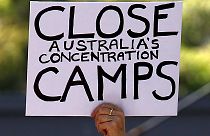Jogellenes az Ausztráliába tartó menekülők fogva tartása Manus-on