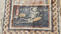 Türkisches Skelett-Mosaik rät: Genieße Dein Leben