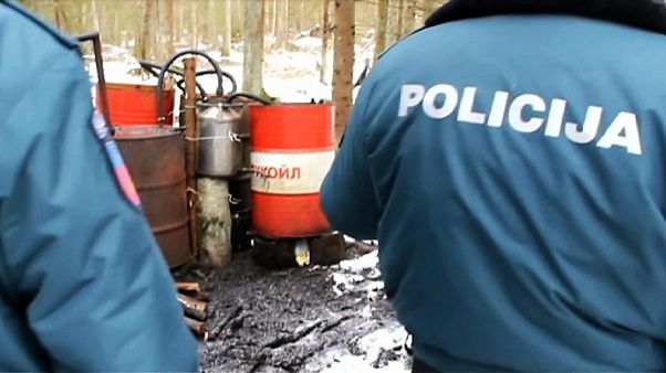 Litvanya'da polis kaçak alkol imalathanelerini havadan tespit ediyor Litvanya'da polis kaçak alkol imalathanelerini havadan tespit ediyor