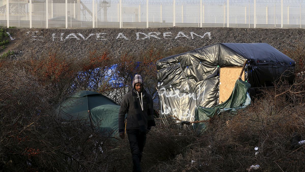 Франция: власти Кале строят заборы от мигрантов