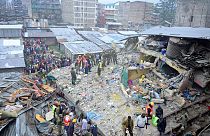 Carrera contrareloj para rescatar a las posibles víctimas tras el derrumbe de un edificio en Nairobi