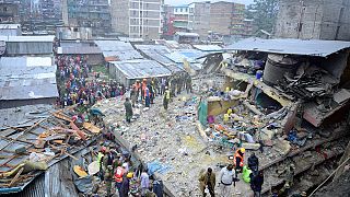 Carrera contrareloj para rescatar a las posibles víctimas tras el derrumbe de un edificio en Nairobi