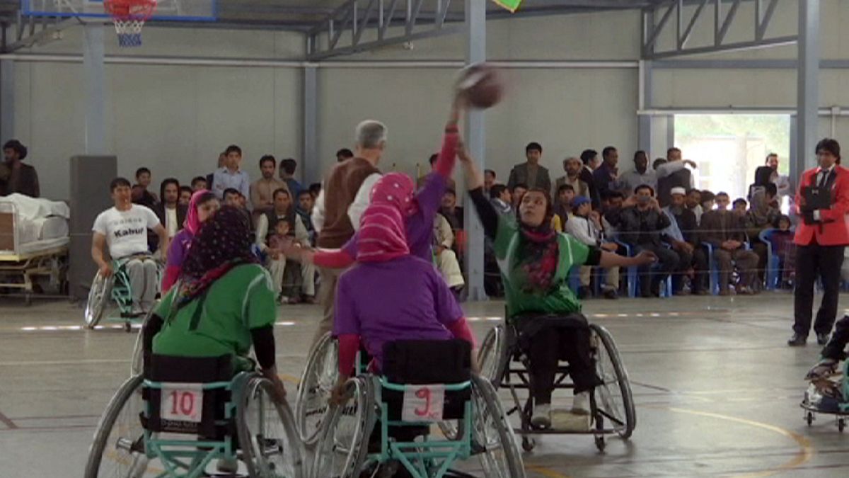Afghaninnen begegnen sich bei nationaler Meisterschaft im Rollstuhlbasketball