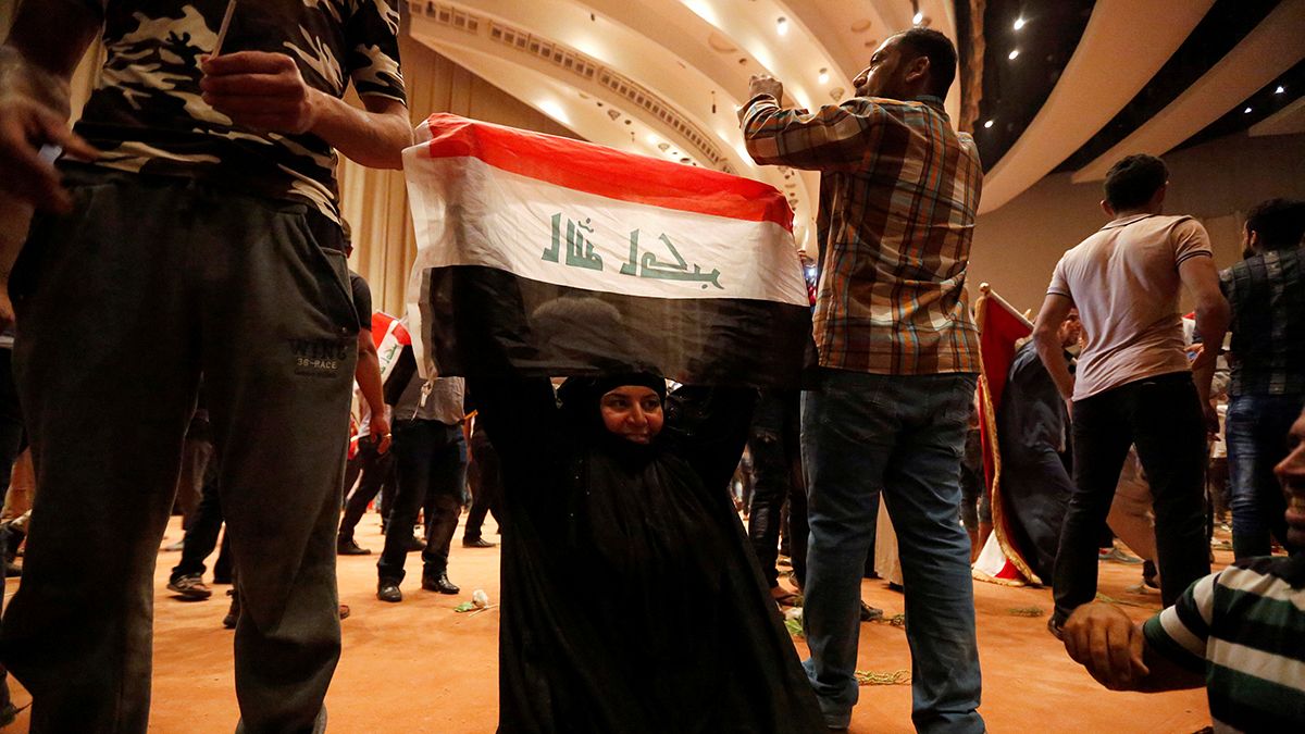 Ιράκ: Σε κατάσταση εκτάκτου ανάγκης η Βαγδάτη- Εισβολή διαδηλωτών στο κοινοβούλιο