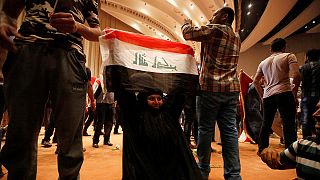 Cientos de ciudadanos iraquíes toman el Parlamento en la Zona Verde de Bagdad