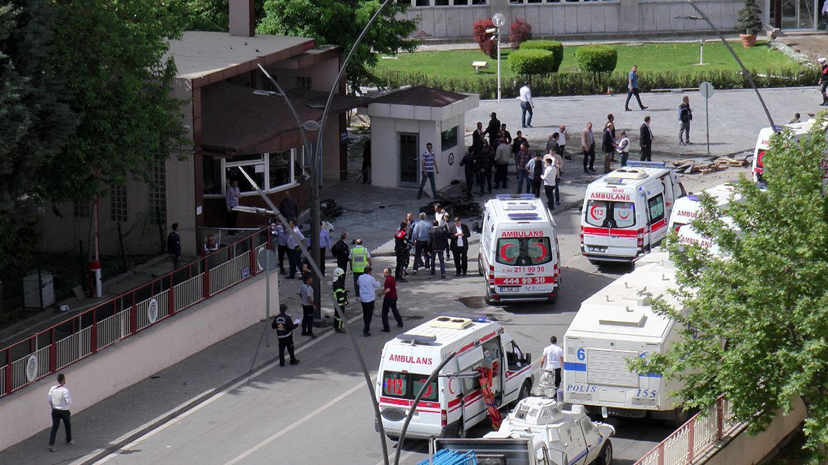 Turquia: explosão de viatura armadilhada faz mortos; polícia prende o pai do alegado autor