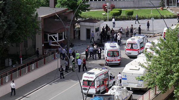Turkey: Police officers killed by deadly car bomb near Syria border Turkey: Police officers killed by deadly car bomb near Syria border
