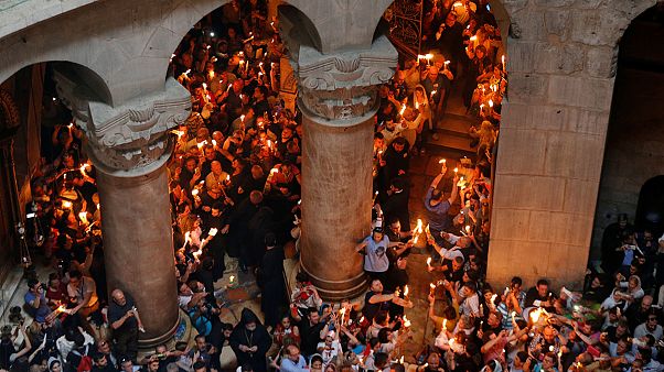 Von Kerze zu Kerze: Feuerwunder in der Jerusalemer Grabeskirche Von Kerze zu Kerze: Feuerwunder in der Jerusalemer Grabeskirche