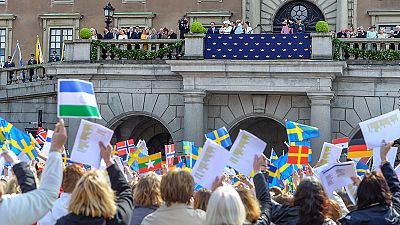 Miles de suecos cantan "hurra" en el cumpleaños del rey Carlos XVI Gustavo de Suecia