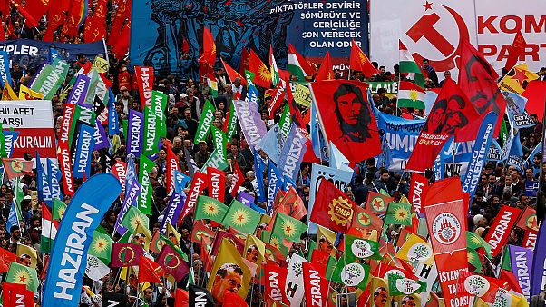 Mai-Kundgebungen: heftige Krawalle und friedliche Proteste Mai-Kundgebungen: heftige Krawalle und friedliche Proteste