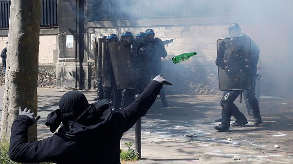 Parigi: scontri e arresti al corteo del Primo maggio Parigi: scontri e arresti al corteo del Primo maggio