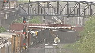 واشنطن: انشغال لتسرُّب مواد سامة من إحدى عربات قطار انحرف عن السِّكة