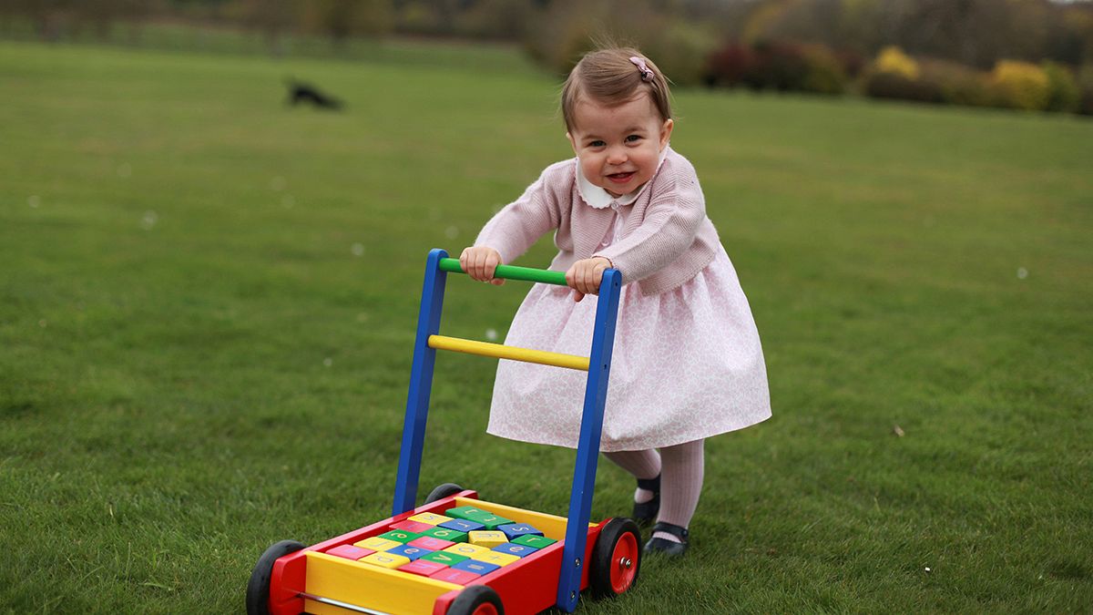 Los duques de Cambridge difunden nuevas fotos de su hija Carlota