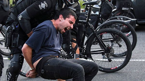 Sattle, scontri al margine del Primo Maggio. Cinque agenti feriti, nove arresti Sattle, scontri al margine del Primo Maggio. Cinque agenti feriti, nove arresti
