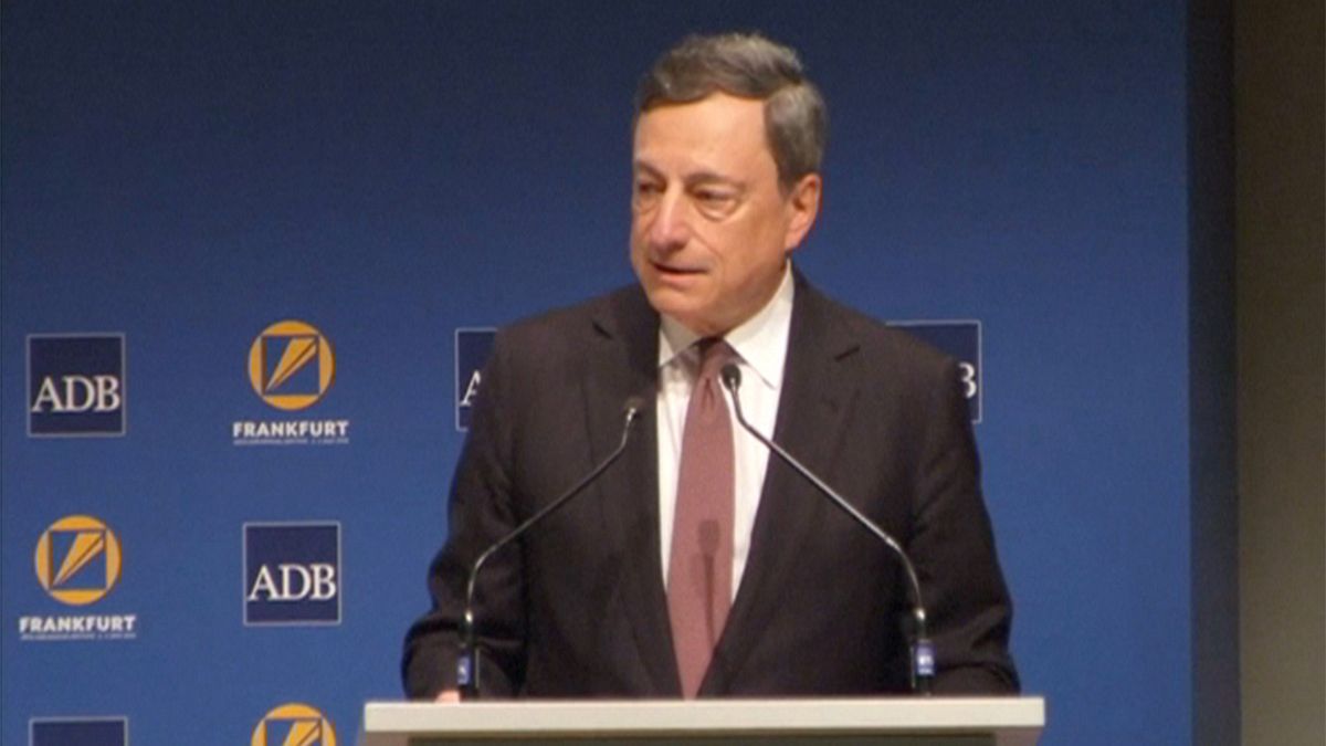 BCE : Draghi défend les taux bas