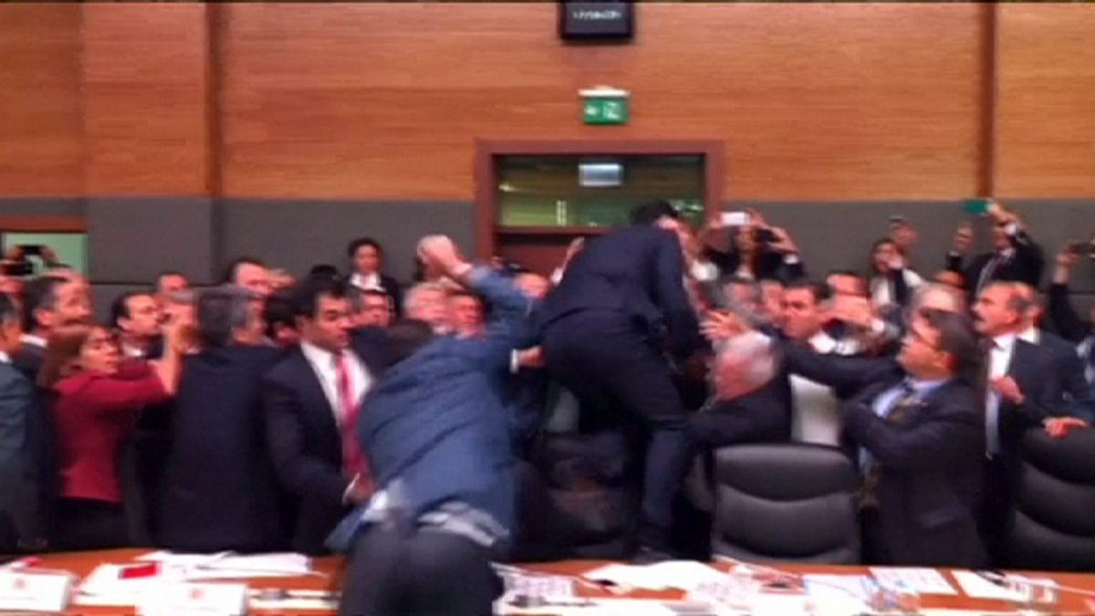 عراك بالأيدي بين نواب البرلمان التركي