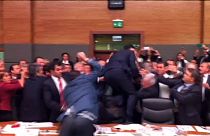 Sube la tensión entre los diputados del Parlamento turco