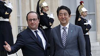 Abe trifft Hollande