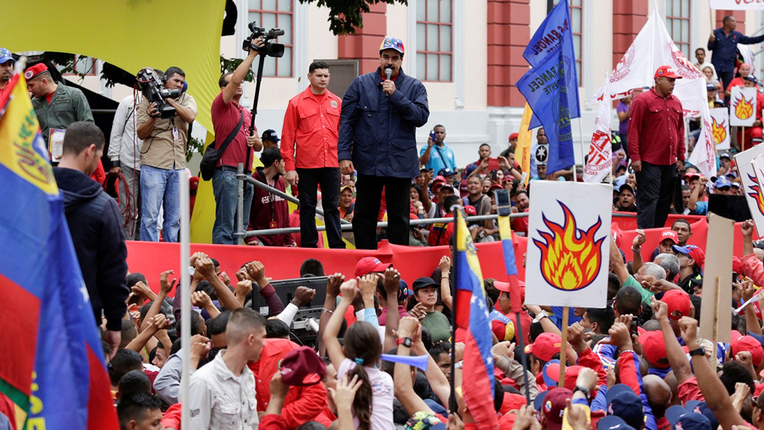 Venezuela: opposizione consegna firme per referendum contro Maduro