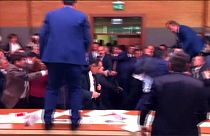 «Ξύλο» στην τουρκική Βουλή μεταξύ βουλευτών!