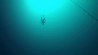 ويليام تروبريدج يغوص 124 متراً تحت الماء بلا تنفس