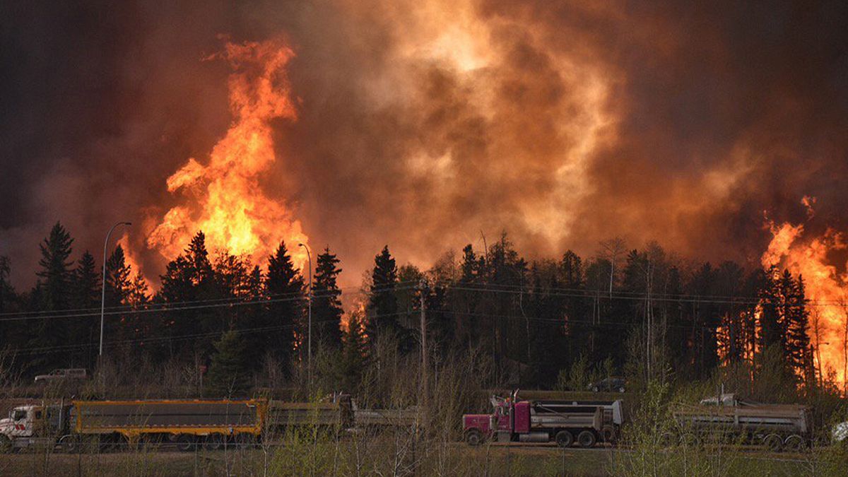 80,000 flee as inferno threatens Canadian oil hub