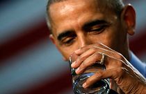Obama 'kurşunlu' su içti