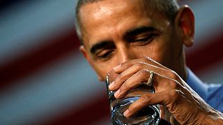 أوباما يشرب كوبا من الماء في فلينت بعد أزمة التلوث