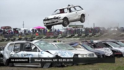 "Schrottiger" Wettbewerb: Auto Stunt-Show in Südengland
