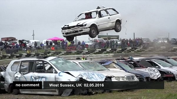 "Schrottiger" Wettbewerb: Auto Stunt-Show in Südengland "Schrottiger" Wettbewerb: Auto Stunt-Show in Südengland