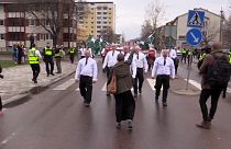 زن سیاهپوست در سوئد راهپیمایی نئونازی را به چالش گرفت
