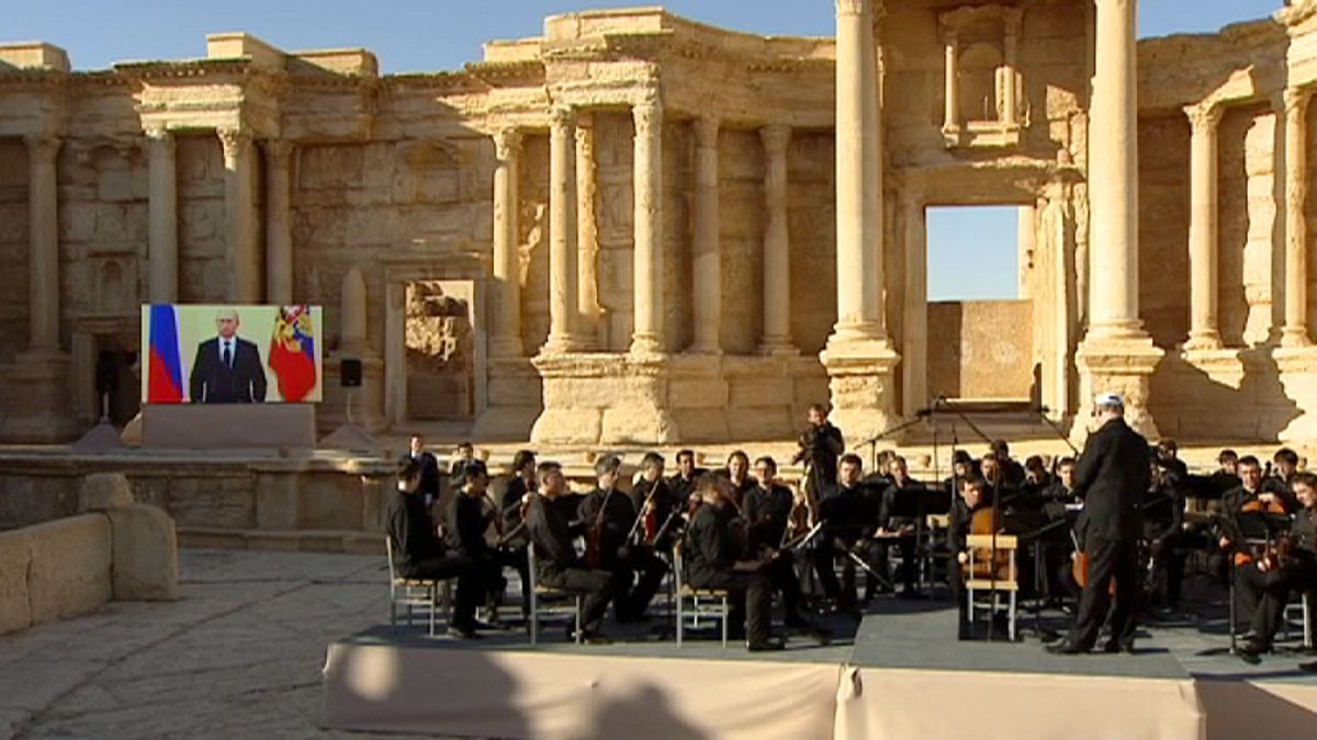 Világhírű karmester vezényelt a palmürai amfiteátrumban